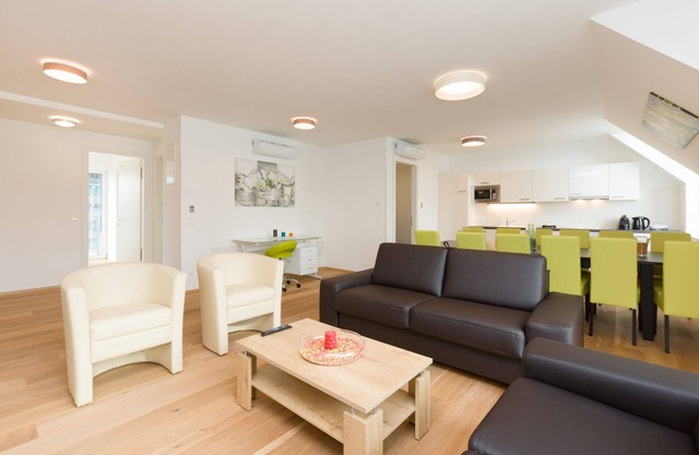 City Center Oasis: Luxe 5BR w/ AC, near River
