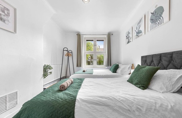 Entire Grand Apt - Centrally Located - Long Stay Discount - Parking