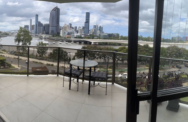 City pad suit Qld uni /mater hosp staff as opp mater Hosp . Min 3 mth booking