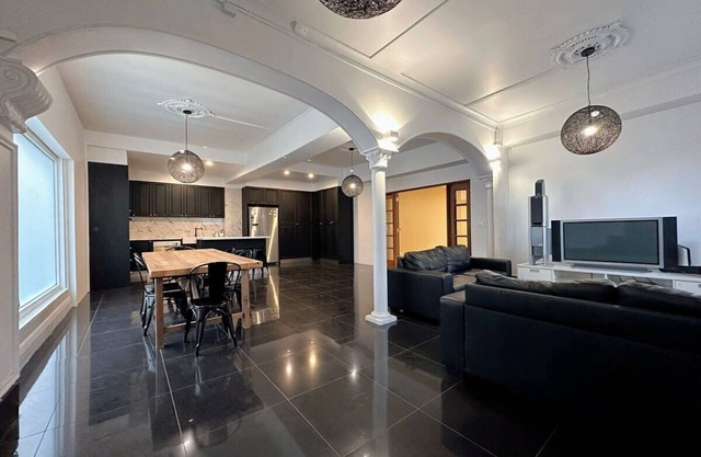 City Retreat for 8 with Spacious Rooms