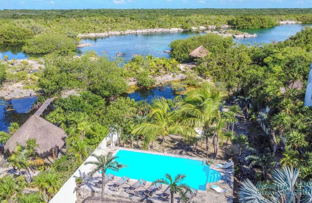 Classic Akumal villa located on Yal Ku Lagoon, pool, AC and more!