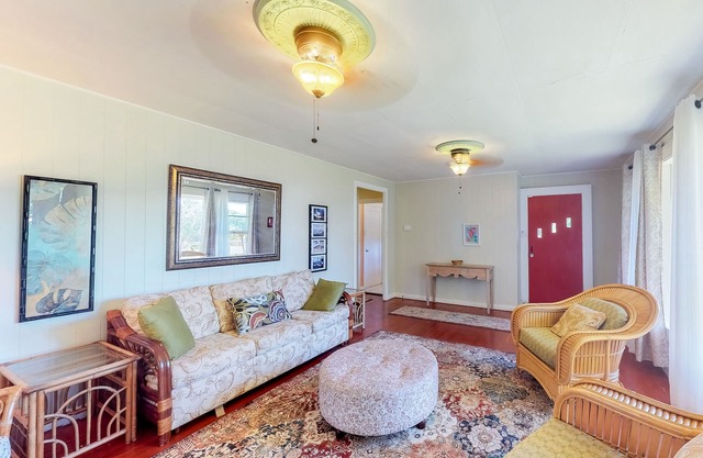 Casa de campo con W / D, WiFi, pisos de madera. Cerca de Hilo y 4 Mile Scenic Drive