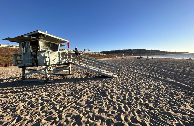 Classic family-sized beach cottage w/fireplace - two minutes from the ocean!!