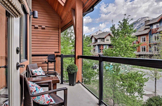 Classic Hideaway Elegant 2BD 2BTH