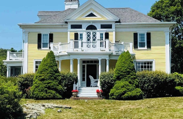 Classic oceanview cottage