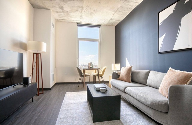 Classic West Loop 1BR w/ Gym, near Fulton Market & I-90, by Blueground