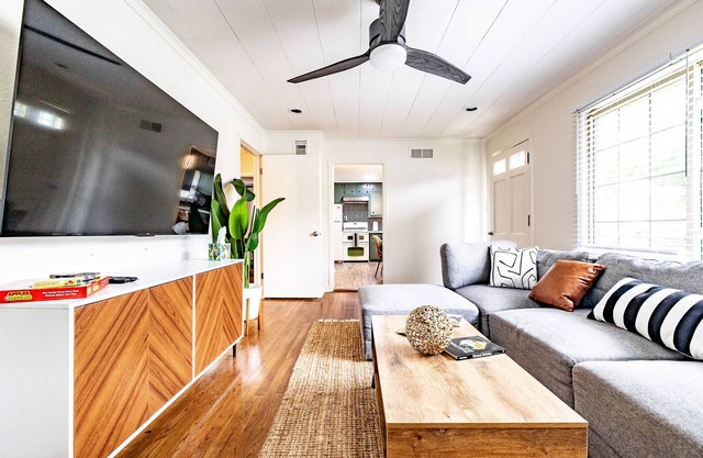 Clean and Comfy 3 Bedroom House (Sleeps 8)