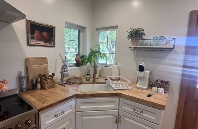 Clean Cottage great area. Close to Solvang, Ballard and Los Olivos.