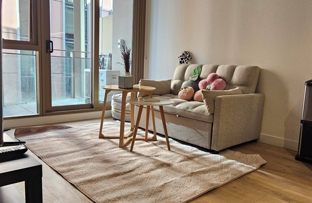 Clean modern comfortable 2b Southbank city getaway