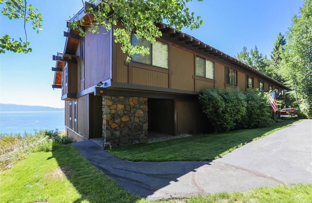 Rocky Ridge # 37: 4 dormitorios, 2. 5 BA condominio en Tahoe City, para 8 personas