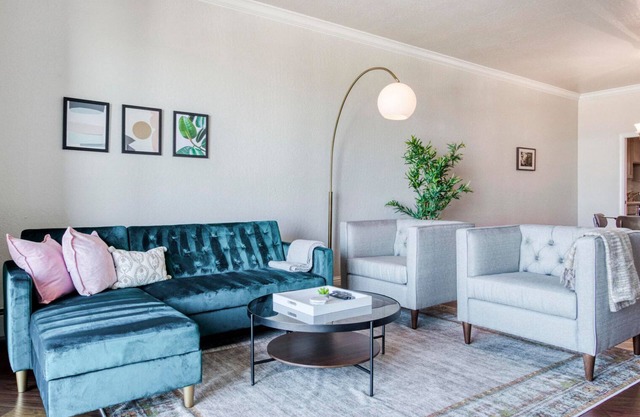 Clean Twin Peaks 2BR w/ Patio, nr Groceries & Coffee, by Blueground
