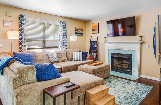 Clearwater home with screened deck, outdoor shower, outdoor pool - Dogs OK