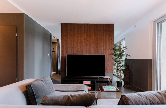 Stylish Apt w balcony, Cloche dOr ID103