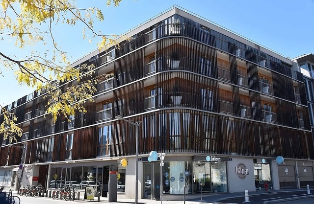 Close to Gare de Vaise Metro Station! 4 Pet-friendly Units, Onsite Parking!