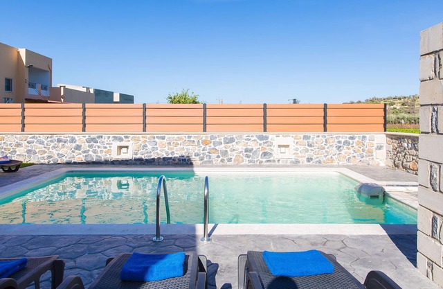 Cerca de la playa de arena y a poca distancia de los servicios