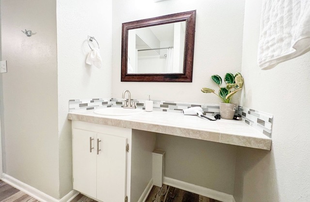 Cerca de SFA ¡Tranquilo Refugio en Nacogdoches! Moderno Apartamento en Centro.