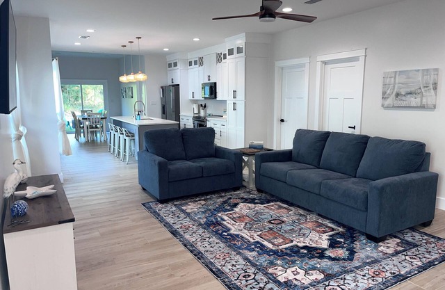 Close to Sports Complex, OWA, beaches, shopping.Central to all the fun! King bed