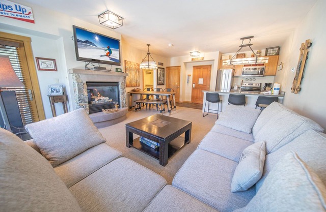 Este increíble condominio de 1 dormitorio tiene muchas mejoras y comodidades que te encantarán. Jack Pine es uno de los edificios más cercanos a la góndola en River Run Village y está convenientemente ubicado cerca de tiendas y restaurantes.