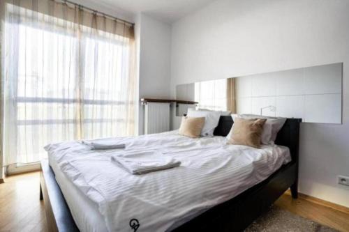 Close-Urban Chic - One Bedroom Apartment - Luxury Warsaw Stays- Platinum Towers&606