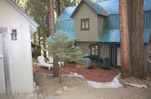 Cabaña del trébol en el bosque nacional Sequoia, no cerca del parque nacional
