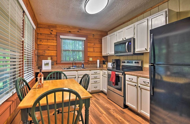 ¡NUEVO! Clyde Cabin w / Porch - Mins to Smoky Mountains