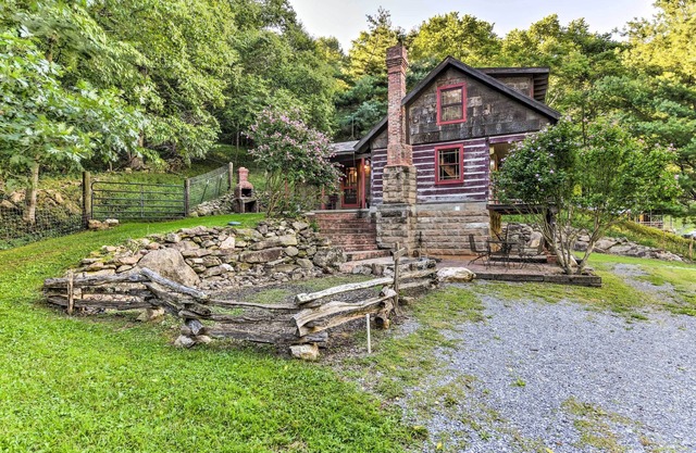 Clyde ‘Papa Bear’ Cabin, Near Smoky Mountains!