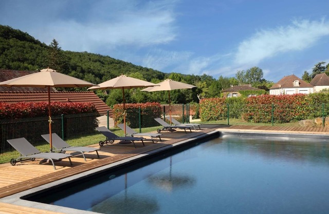 Cozy 2-person gite in the center of the Dordogne in a park with a waterfall