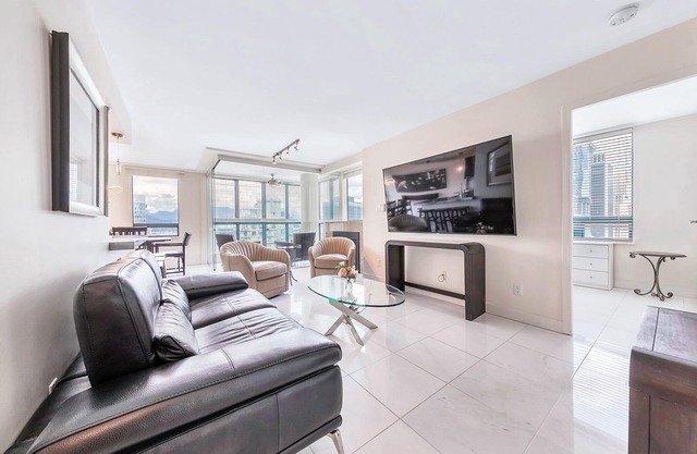 Grande Condo en el centro de Vancouver con Harbour Views