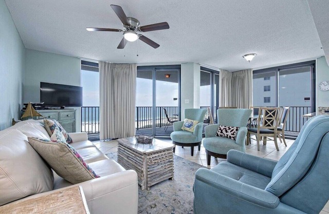 West corner condo ~ Gulf Front ~ 3 Bedroom ~ Sleeps 10 ~ Great Amenties