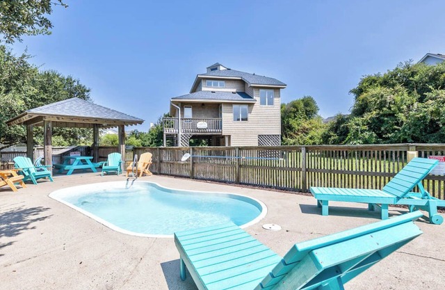Confort costero | 985 pies de la playa | Piscina privada, jacuzzi