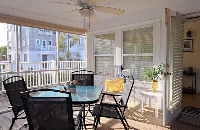 Coastal Cottage - 3 min walk to beach.