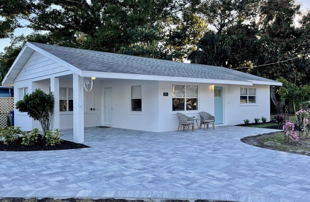 Coastal Cottage House -- Close to Beaches!! Welcome to Paradise!