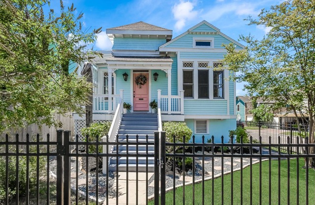 Coastal Cottage with Kids Clubhouse, hammocks & fire pit only 1 mi. from beach!