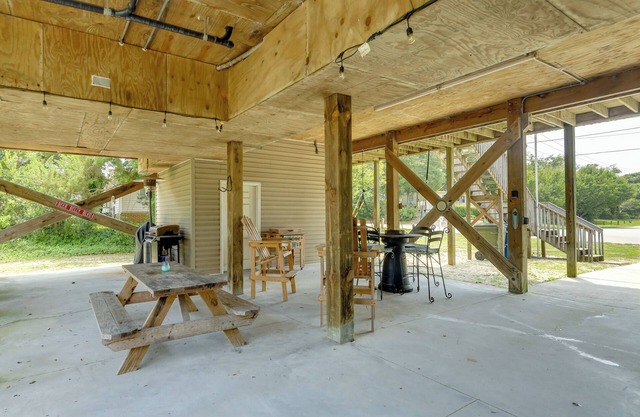 Coastal Emerald Isle Retreat w/ Deck & Grill!