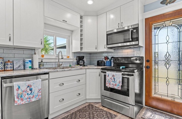 Coastal Getaway w/ Golf Cart. Tons of amenities- Pickleball, pools, putt-putt.