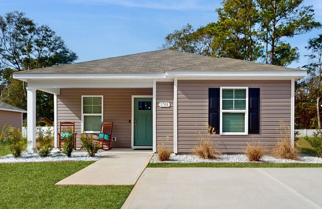 Coastal home near golf courses and close to beach attractions - central AC & W/D
