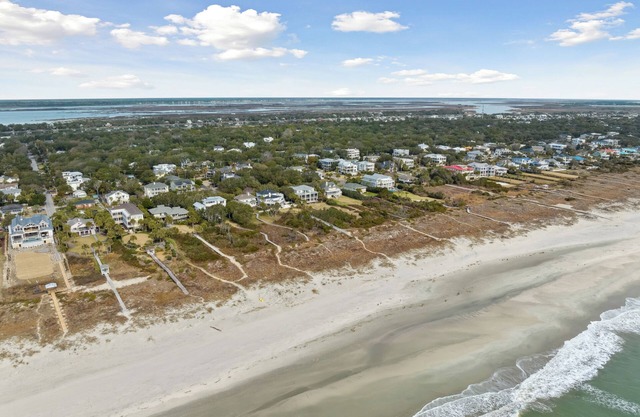 Coastal oasis: heated pool, rooftop, putting green + walk to the beach