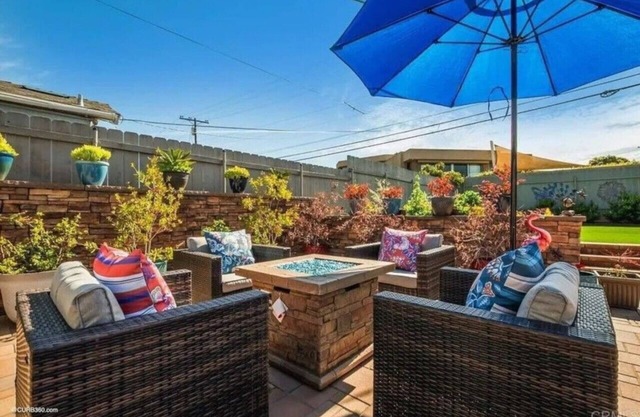 Seaside 1 bedroom house with private patio & BBQ!