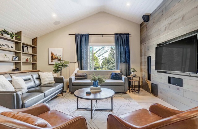 Cobalt Peak! Scenic Retreat w/ Sauna & Firepit