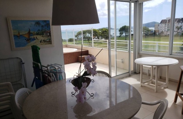 Cobertura com vistas ao mar