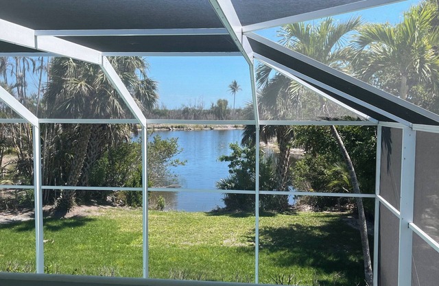 Coconut Palm Hideaway, Private Pool home, close to Beach, 6 bedroom