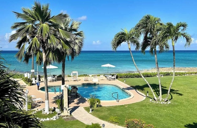 Excelentes vistas, excelente snorkeling en este moderno 2 BR -Cocoplum # 8 por Cayman Vacation