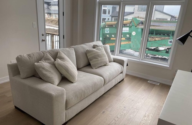 Collingwood- Blue Mntn: 3000 sq ft chalet just steps to the ski lodge and beach