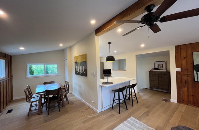 Collingwood. Walk to the water. Hot Tub. Pet friendly. Short drive to Blue Mt.