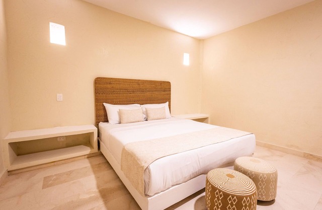 Colonial Room @Walled City with King Bed