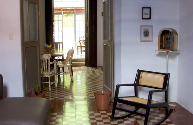 Casa colonial con toques artísticos.