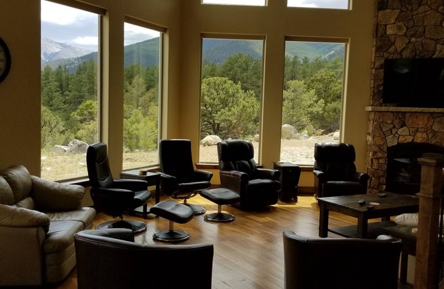 Nueva incorporación de 2018 Colyer Kickin 'Back Cabin en el desarrollo de una montaña privada.