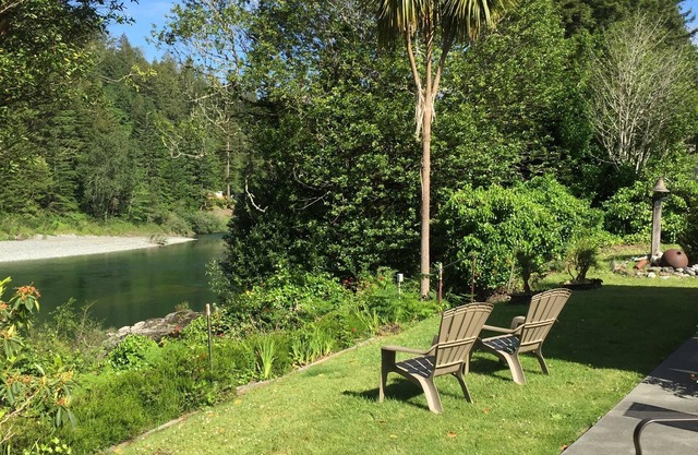 Venga a relajarse y jugar con familiares y amigos en River's Edge.