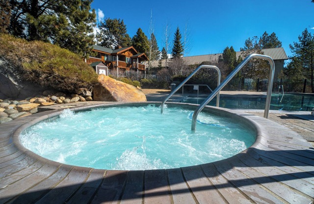 Comfort and Convenience! Free Parking, Outdoor Pool, Spa Tub!