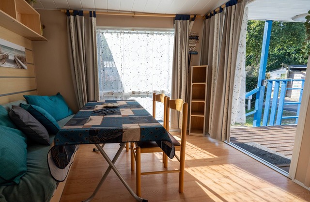 Comodidad y Relax en Les Mathes: Mobilehome para 6 Personas con Jardín Privado y Acceso a Tenis